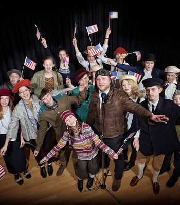 Gruppenfoto mit den jungen Schauspielerinnen und Schauspielern des Musicals "Ozeanflieger"