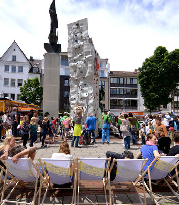 Foto vom Neu-Ulmer Rathausplatz mit Spielstationen und Besuchern bei der Veranstaltung "Neu-Ulm spielt"
