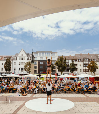 Auftritt von Artisten vor Publikum beim Event "Kultur auf der Straße" auf dem Neu-Ulmer Rathausplatz