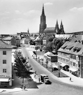 Schwarzweißfoto von der Neu-Ulmer Innenstadt mit Blick aufs Ulmer Münster