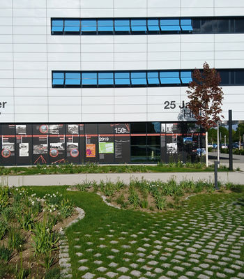 Blick auf das Gebäude der Hochschule Neu-Ulm mit der an der Fassade angebrachten Ausstellung "Zeitraffer Wiley"