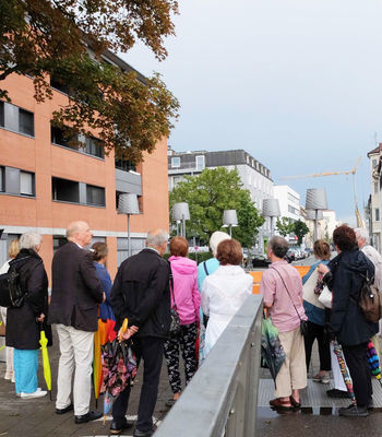 Teilnehmer einer Führung auf dem Neu-Ulmer Maxplatz