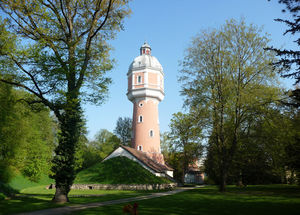 Der Neu-Ulmer Wasserturm von Bäumen im Kollmannspark