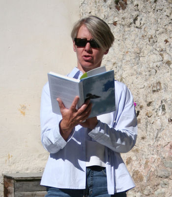 Die Autorin Constance Hotz liest in einem Buch