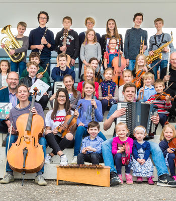 Gruppenfoto mit Schülerinnen und Schülern der Musikschule Neu-Ulm mit ihren Musikinstrumenten