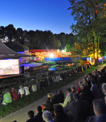 Open-Air-Filmvorführung auf einer großen Leindwand im Neu-Ulmer Glacis-Park mit vollbesetzten Zuschauerrängen
