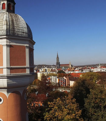 Luftnaufnahme vom Neu-Ulmer Wasserturm, im Hintergrund das Ulmer Münster