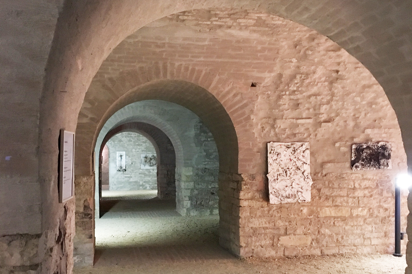 Blick in die Ausstellung "Assimilation - Von Neumond zu Neumond" in der Caponnier 4