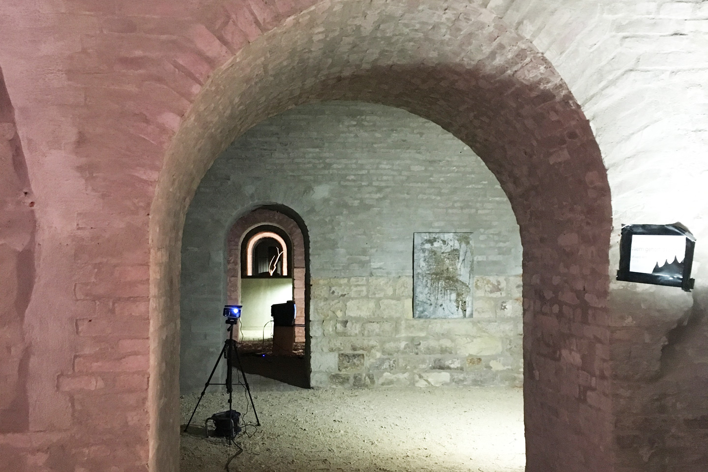 Blick in die Ausstellung "Assimilation - Von Neumond zu Neumond" in der Caponnier 4
