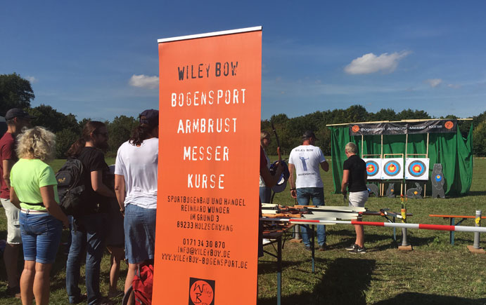 An einem Stand von "Wiley Bow" können die Besucher der Veranstaltung "Sport trifft Trend" Bogenschießen