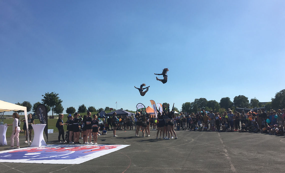 Vorführung einer Gruppe von Cheerleadern vor Publikum