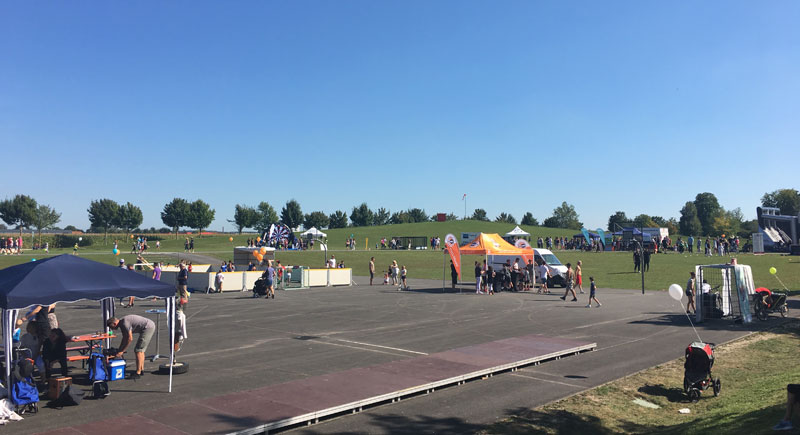 Verschiedene Sportstationen mit Besuchern auf dem Gelände des Sport- und Freizeitpark Wiley