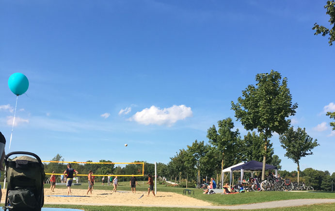Personen spielen Beachvolleyball
