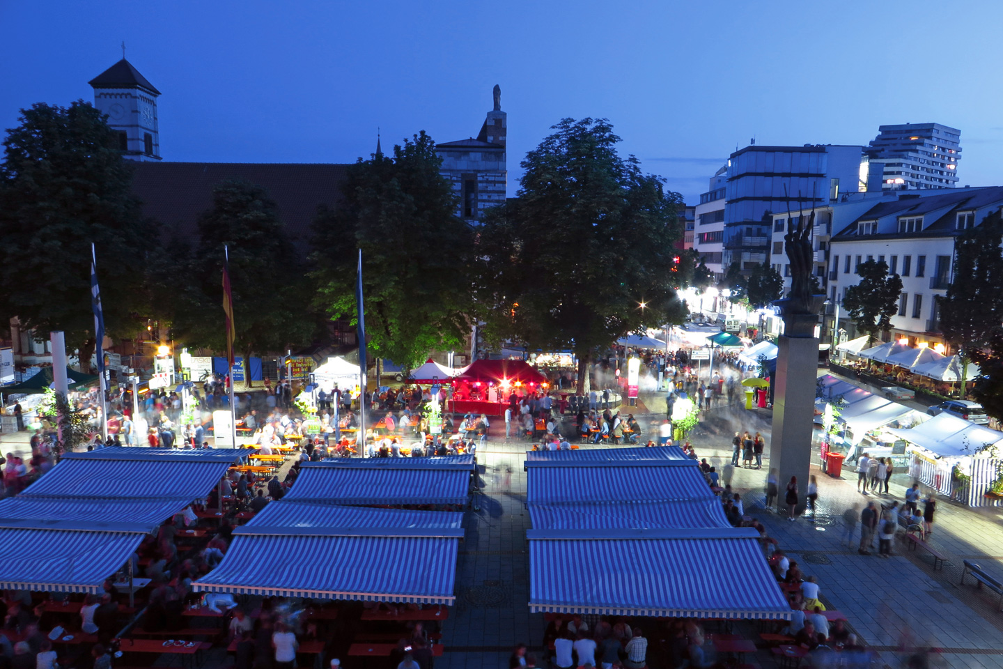 Nachtaufnahme von der Neu-Ulmer Innenstadt mit Rathausplatz und Augsburger Straße bei einem Fest mit vielen Besuchern