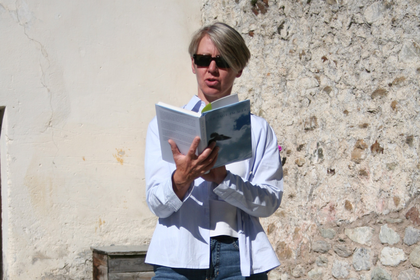 Die Neu-Ulmer Stadtschreiberin Constance Hotz liest in einem Buch