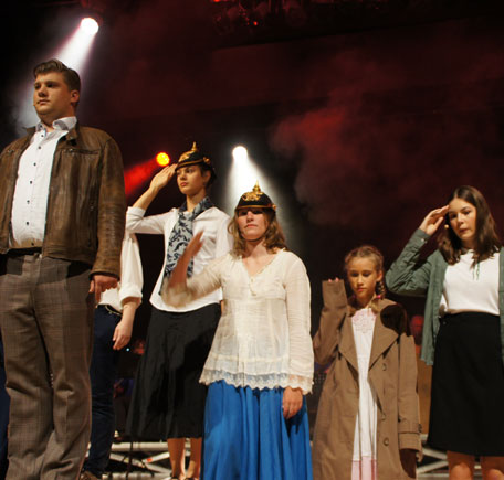 Musical-Darsteller bei der Aufführung "Ozeanflieger" stehend salutierend auf der Bühne