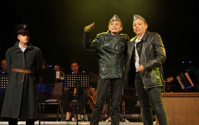 Musical-Darsteller bei der Aufführung "Ozeanflieger" auf der Bühne