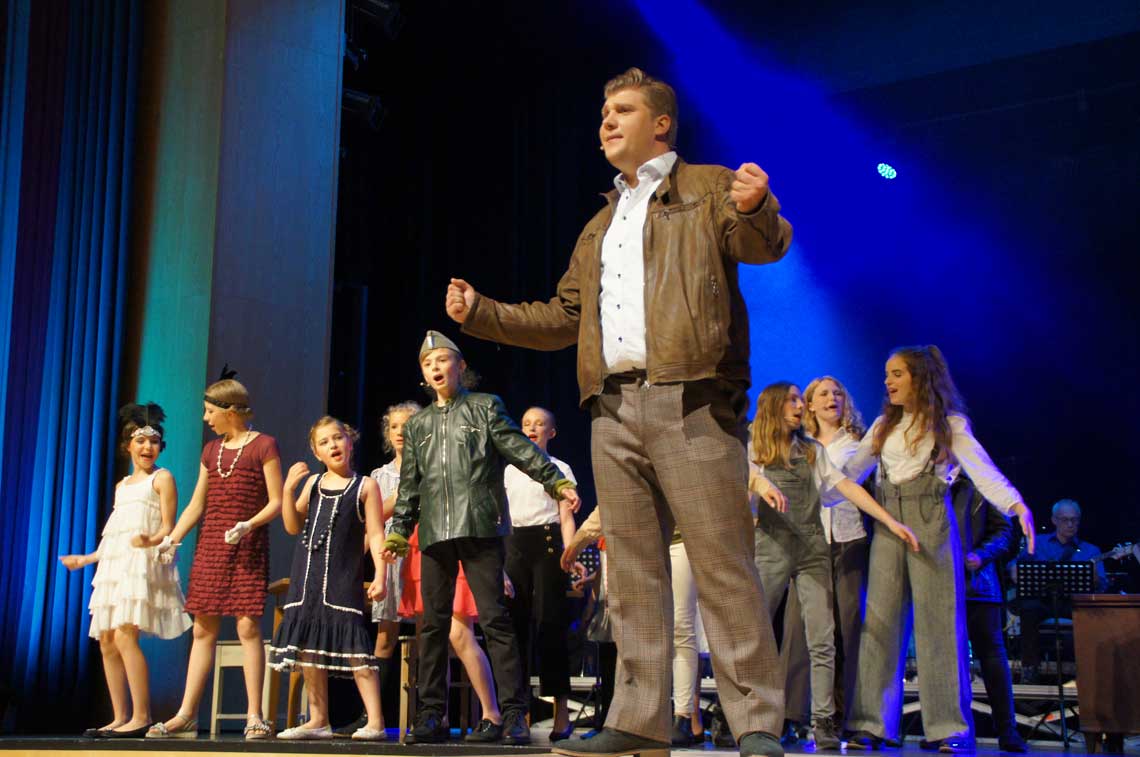 Musical-Darsteller singen auf der Bühne