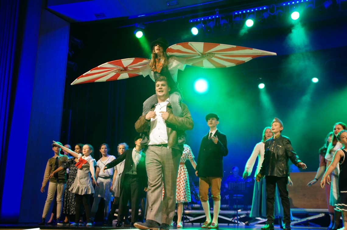 Musical-Darsteller bei der Aufführung "Ozeanflieger" auf der Bühne