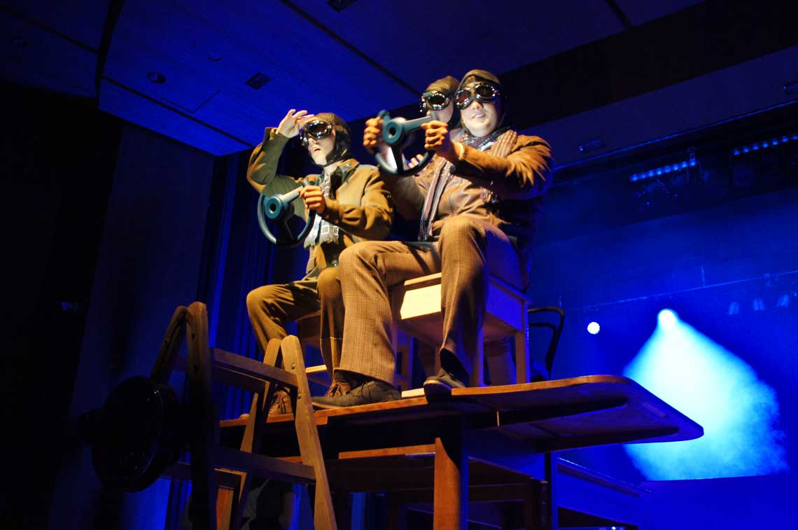 Szene des Atlantiküberfluges in der Musical-Aufführung "Ozeanflieger" 