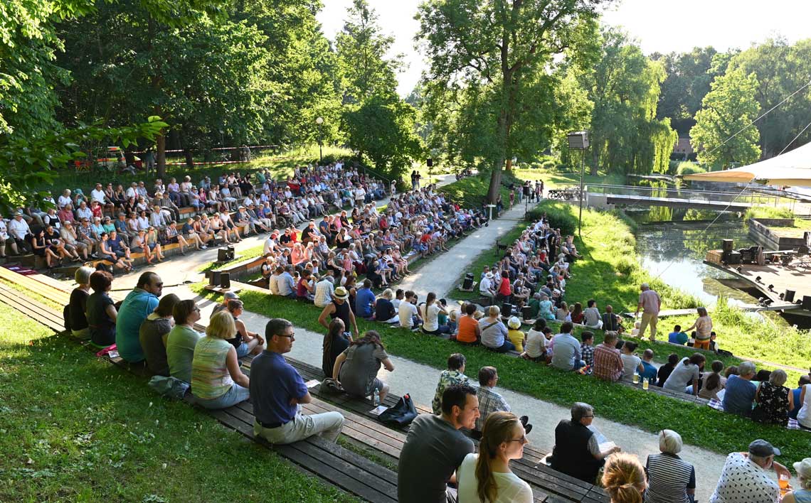 Blick auf die vollen Zuschauerränge und die Veranstaltungsbühne im Neu-Ulmer Glacis-Park