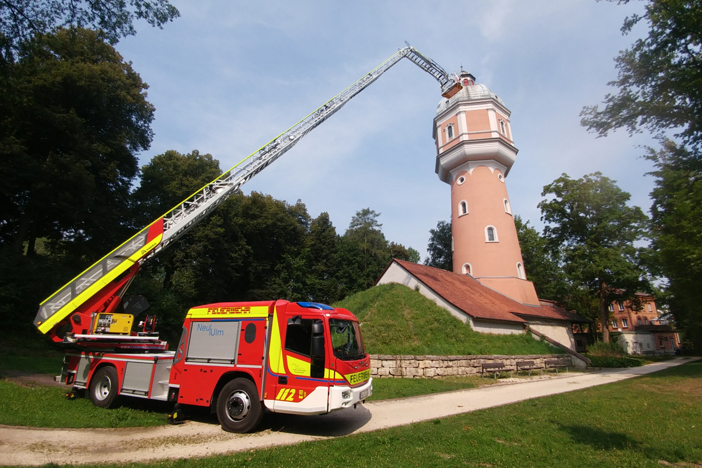 Feuerwehrfahrzeug mit Drehleiter vor dem Neu-Ulmer Wasserturm