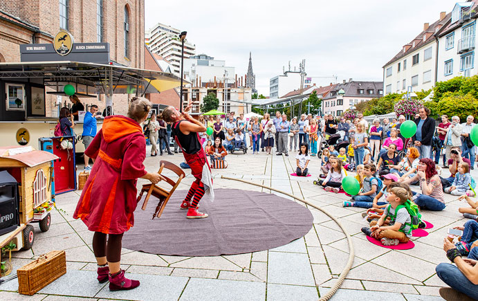Auftritt zweier Clowns vor Publikum auf dem Neu-Ulmer Petrusplatz