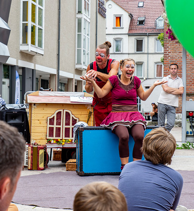 Auftritt zweier Clows vor Publikum