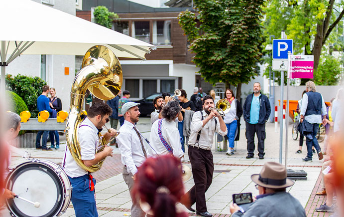 Eine Brass Band musiziert vor Publikum