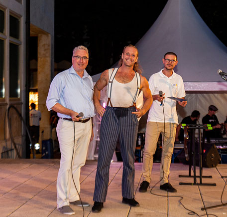 Der Straßenkünstler Zaktakular gemeinsam mit Neu-Ulms Oberbürgermeister Gerold Noerenberg und dem Moderator auf der Bühne