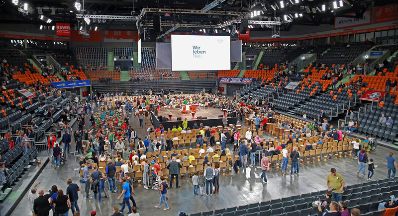 Innenaufnahme von der ratiopharm arena, Blick vom Publikum auf die Bühne