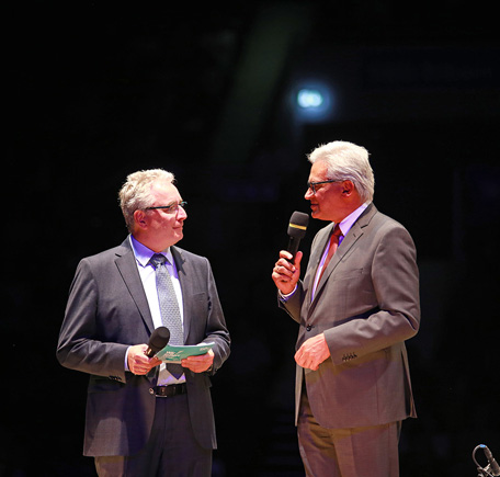 Der Neu-Ulmer Oberbürgermeister Gerold Noerenberg und der Ulmer Oberbürgermeister Gunter Czisch auf der Bühne