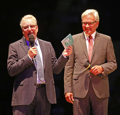 Der Neu-Ulmer Oberbürgermeister Gerold Noerenberg und der Ulmer Oberbürgermeister Gunter Czisch auf der Bühne