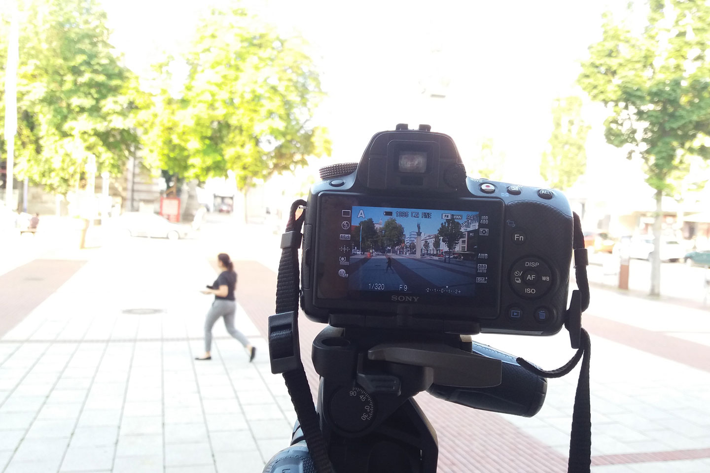 Auf dem Display einer Kamera ist der Rathausplatz zu sehen