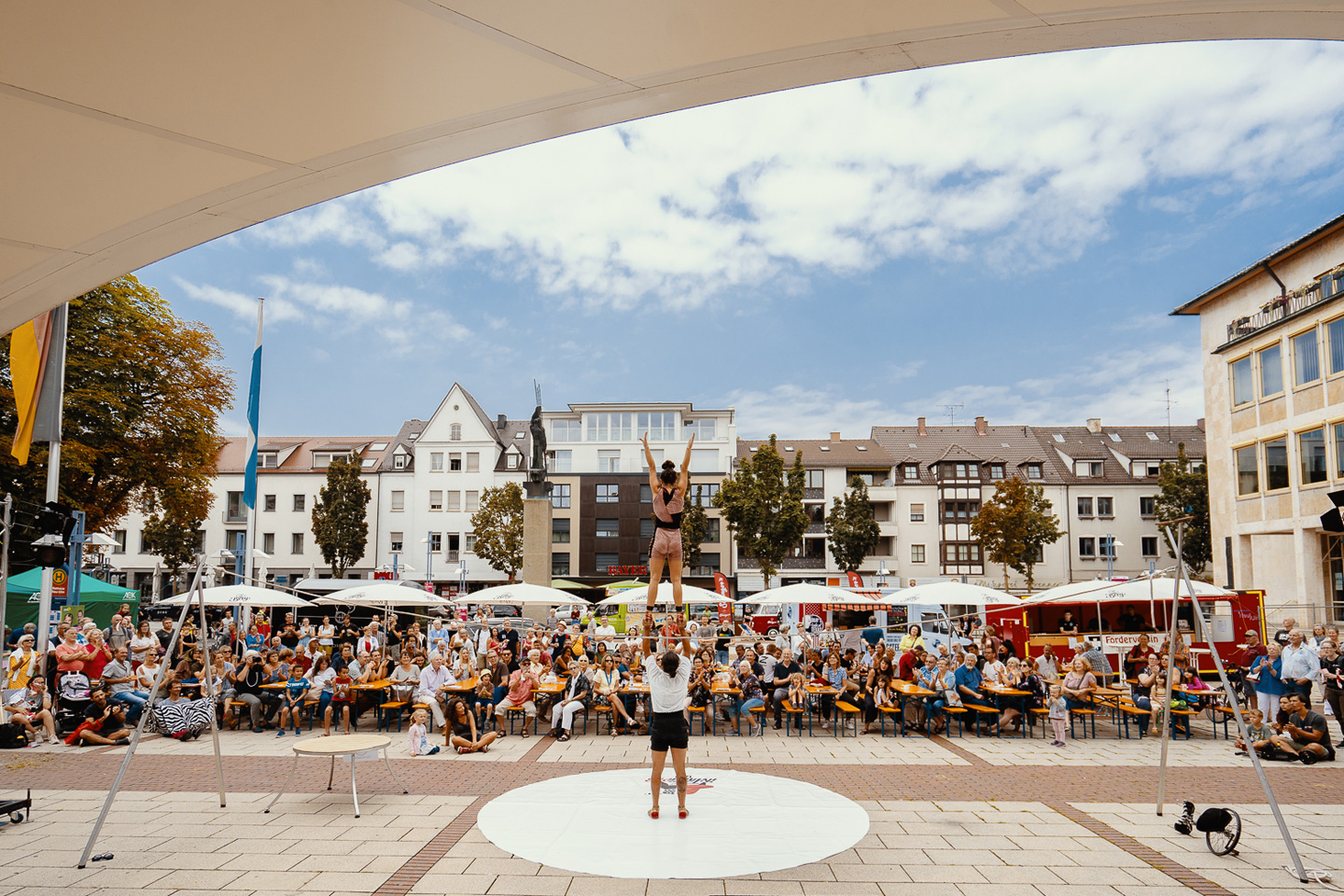 Auftritt von Artisten vor Publikum beim Event "Kultur auf der Straße" auf dem Neu-Ulmer Rathausplatz