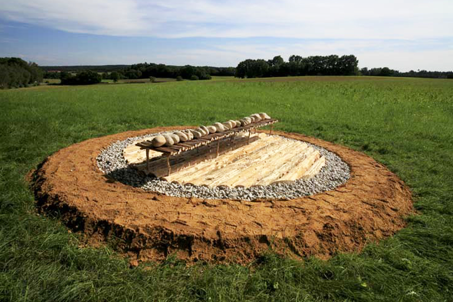 Foto von einem aus Naturmaterialien und in der Natur geschaffenen Kunstwerk