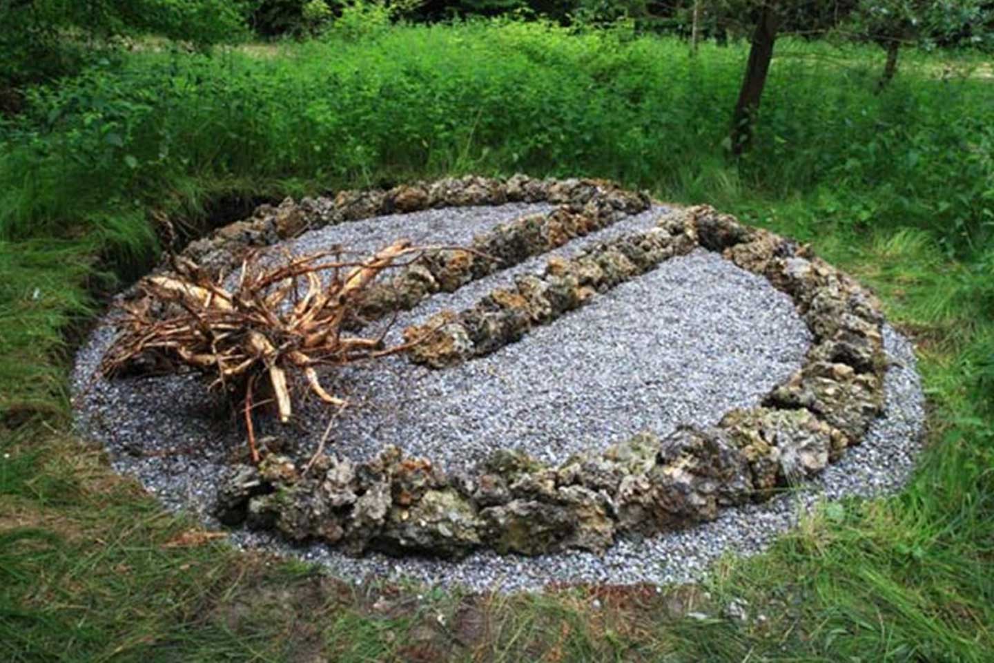 Ein Landart-Kunstwerk aus Naturmaterialien wie Steinen