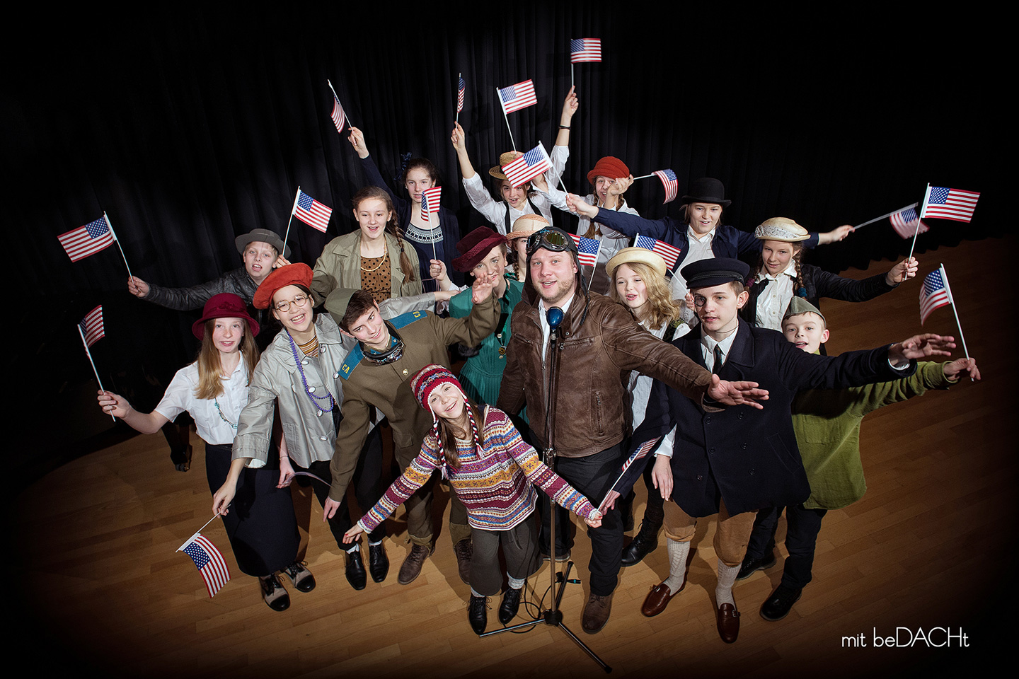 Gruppenfoto mit den jungen Schauspielerinnen und Schauspielern des Musicals "Ozeanflieger"