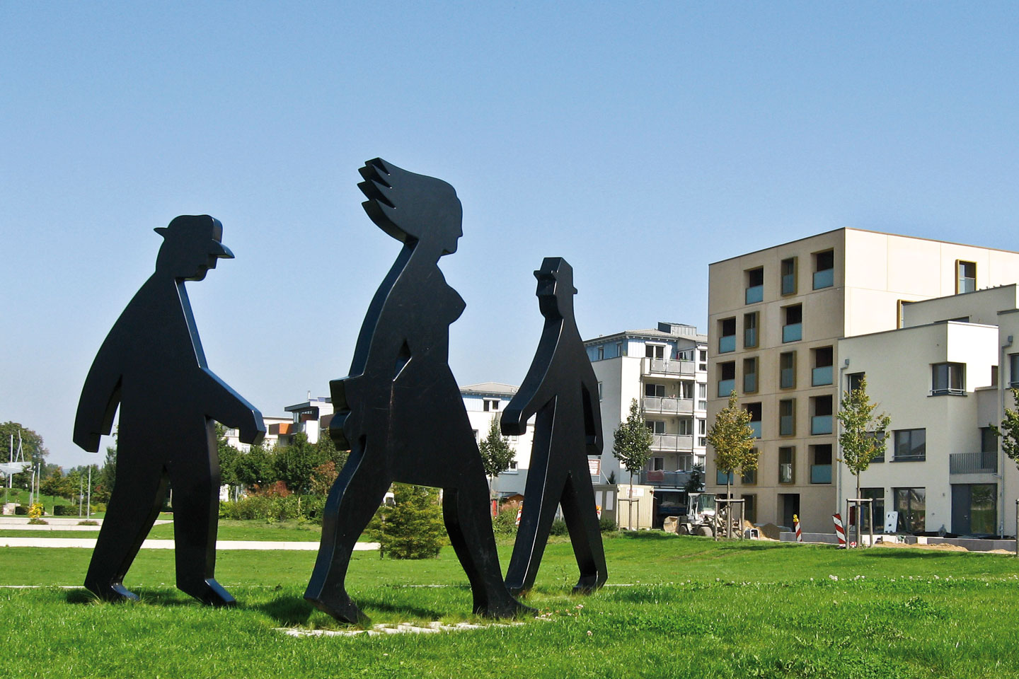 Drei überlebensgroße Figuren in Form von Silhouetten von einer Frau und zwei Männern