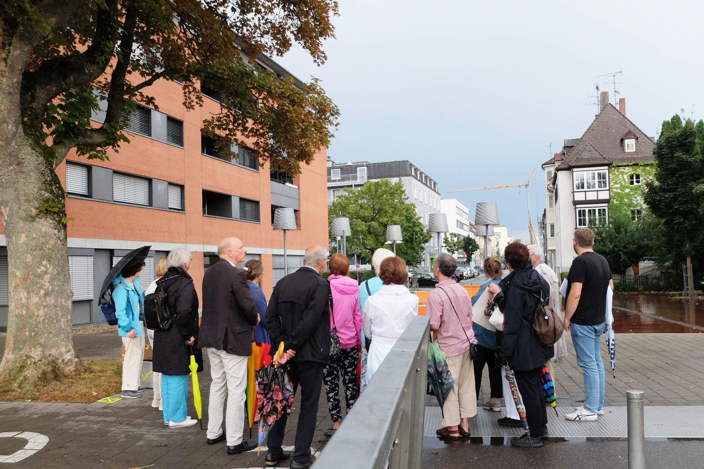 Teilnehmergruppe eines "Streifzuges" am Neu-Ulmer Maxplatz