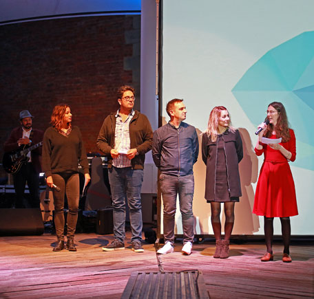 Die Moderatorin des Kurzfilmfestivals und die vier Mitglieder der Jury auf der Bühne
