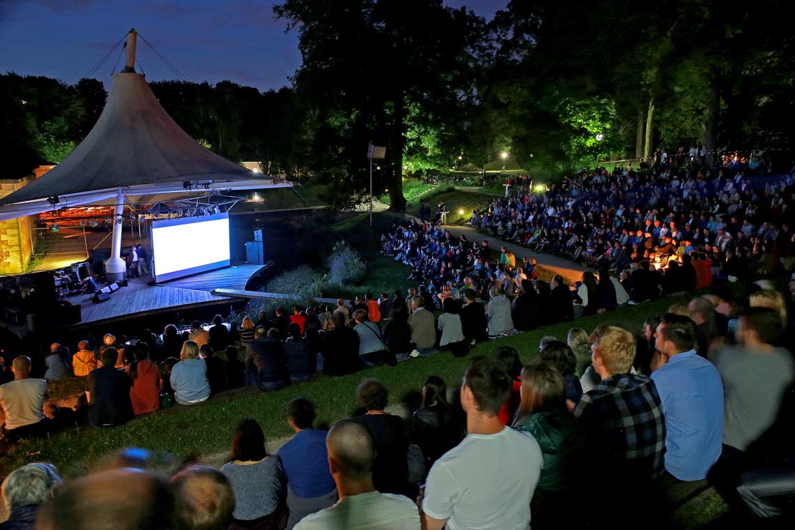 Nächtliche Filmvorführung im Glacis vor vollbesetzten Zuschauerrängen