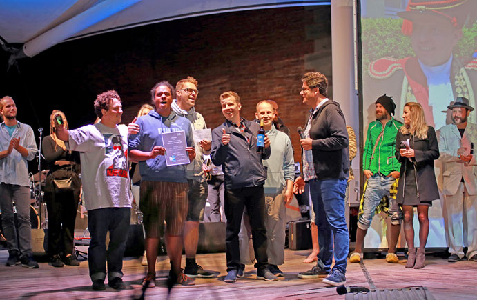Preisverleihung an die Gewinner des Kurzfilmfestivals auf der Bühne