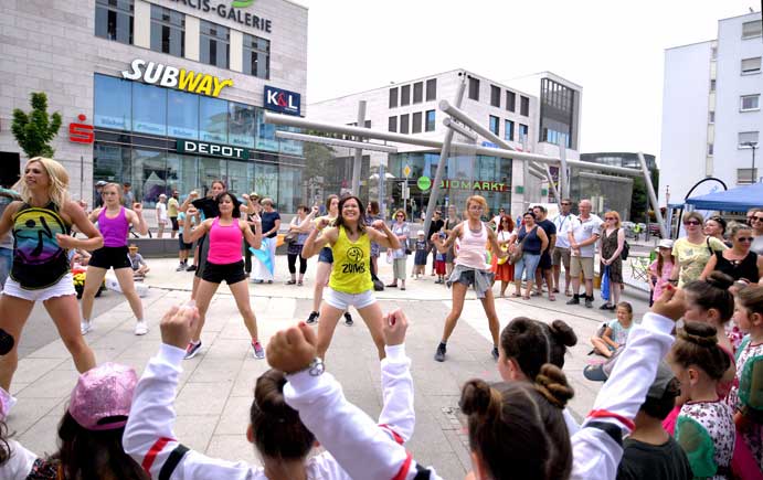 Zumba-Vorführung auf dem Neu-Ulmer Heiner-Metzger-Platz vor Publikum