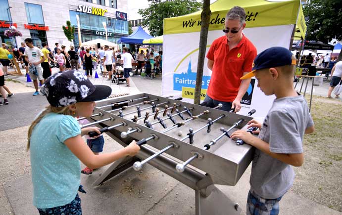 Kinder beim Tischkicker spielen