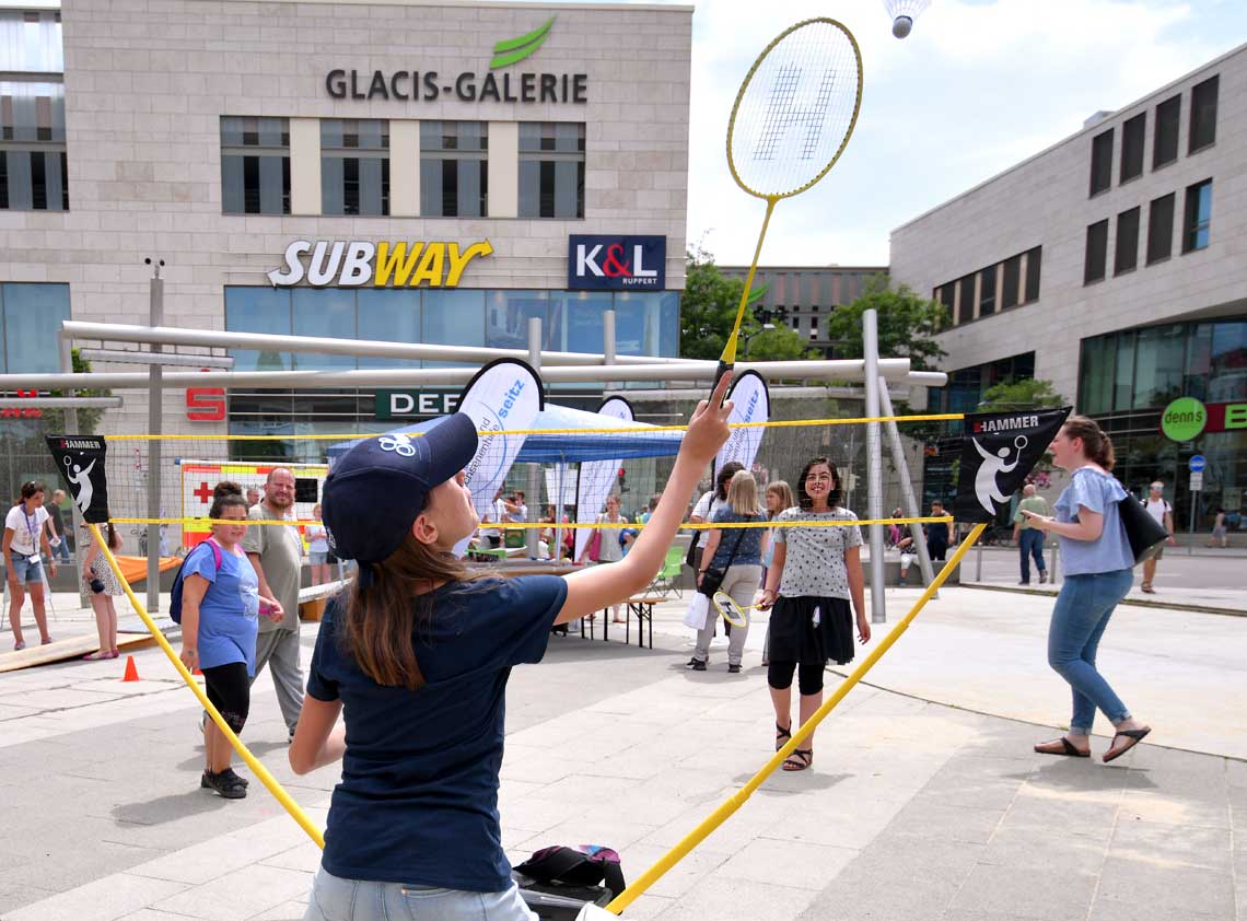 Kinder beim Federball spielen