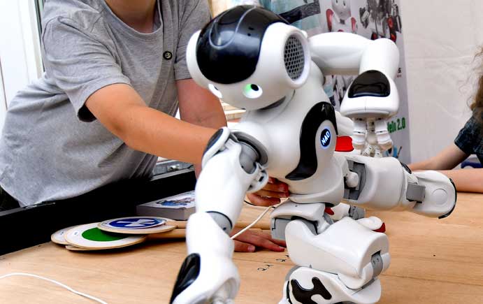 Ein kleiner humanoider Roboter