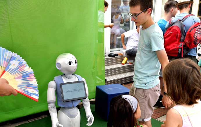 Kinder betrachten einen humanoiden Roboter