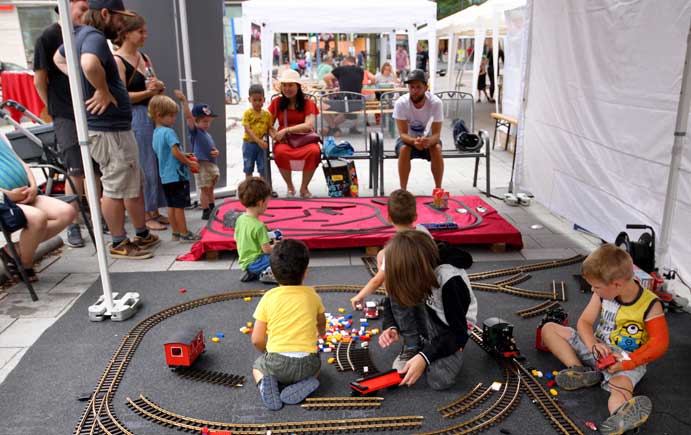 Kinder spielen mit einer Eisenbahn