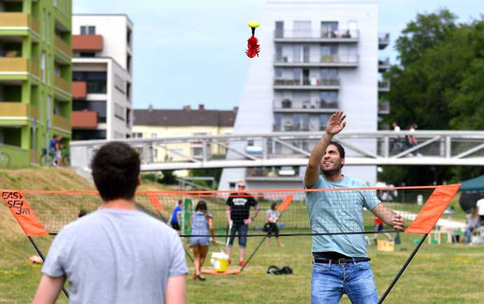 Zwei Personen beim Indiaca spielen